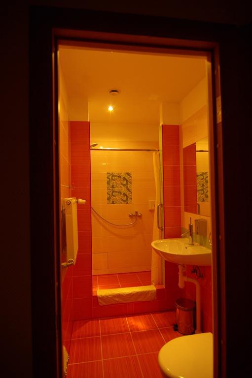 Motel Golden Fox Zeļčava Exterior foto